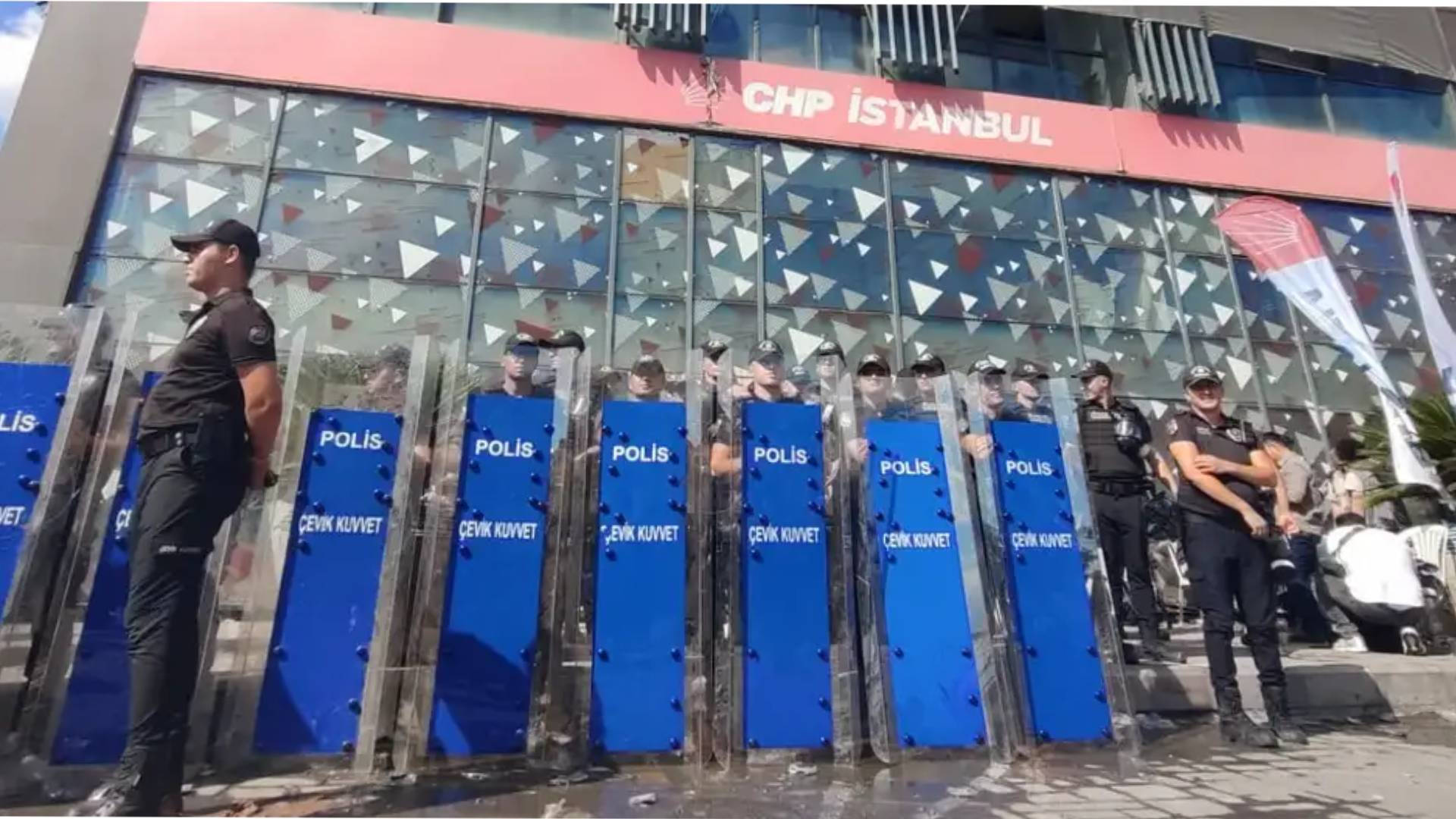 abdulkadir selvi chpye gaz sikilmasi dogru olmadi orasi bir teror yuvasi degil ana muhalefet partisinin istanbul il baskanligi qCXvD6HI