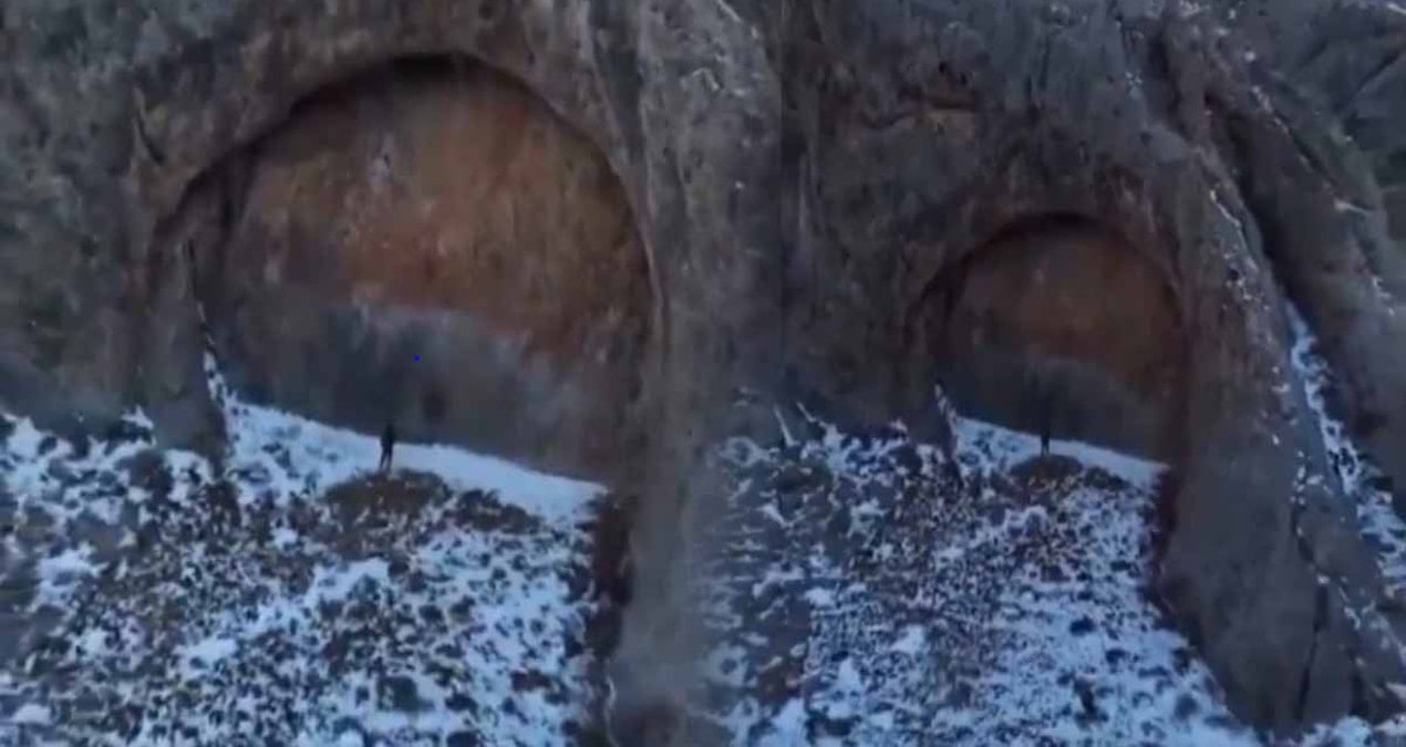 daglarin ortasinda goruntulenen 12 metrelik kapi panik yaratti bir uzayli ussu ya da antik bir medeniyet RNMzxMNR