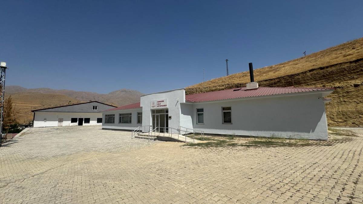 iran sinirindaki beldede acilan kutuphane 15 bin kitapla ogrencilere hizmet veriyor CMJUCcGB