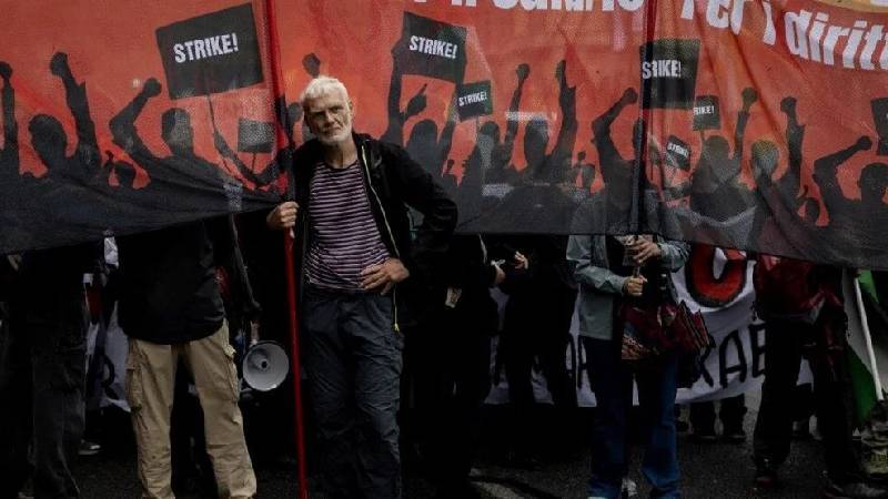 italyada liman iscilerinden israil protestosu denize cikan yollar kapatildi amac silah tedarigini engellemek GVONnIOd