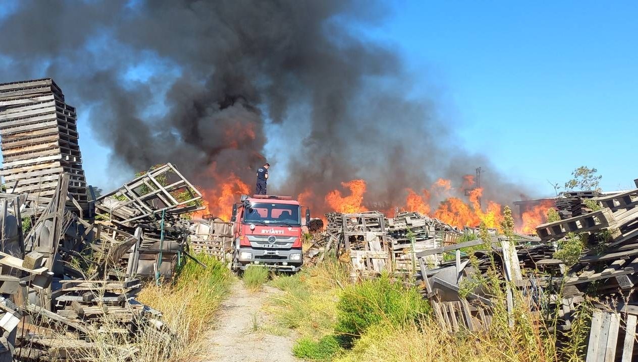 manisada palet fabrikasinda yangin B8nAlqvc