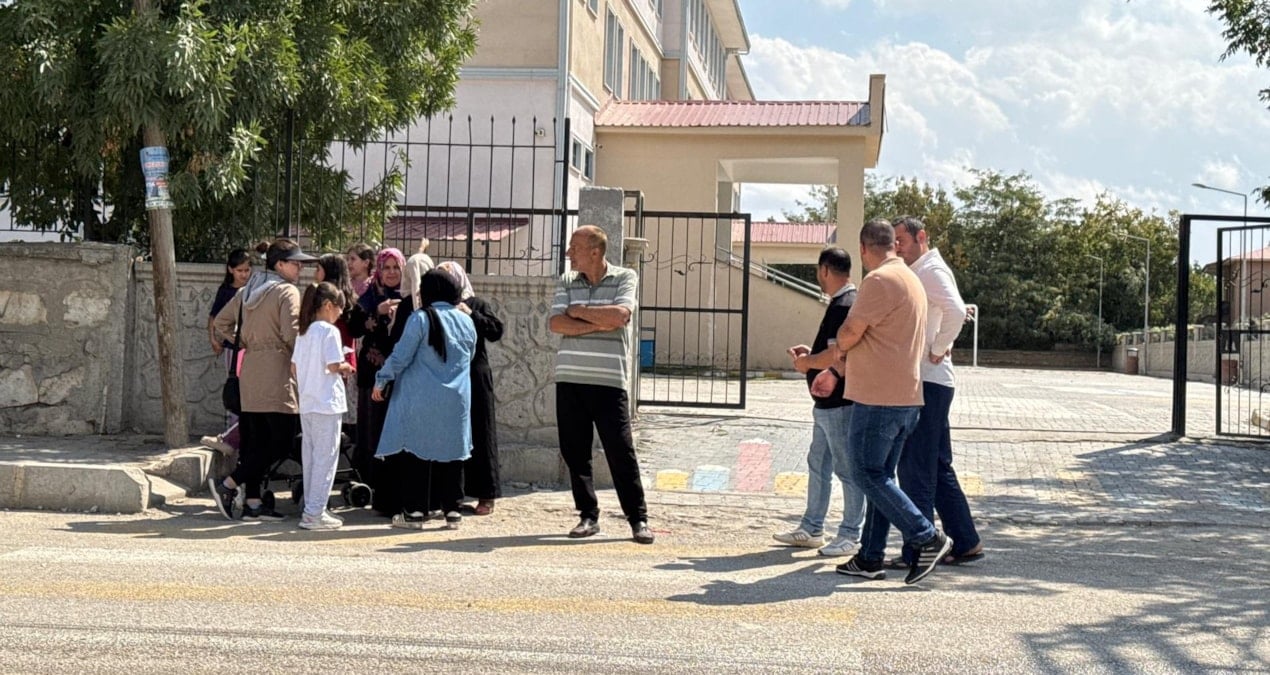 okulda dehset anlari okula girip 2 ogretmeni bicakladi WIcAgUYJ