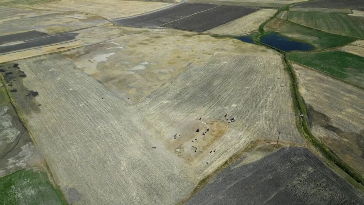 tarlada bulunan cati kiremidi yillar sonra uluslararasi arkeolojik kesfin kapisini araladi PwFeBhFp