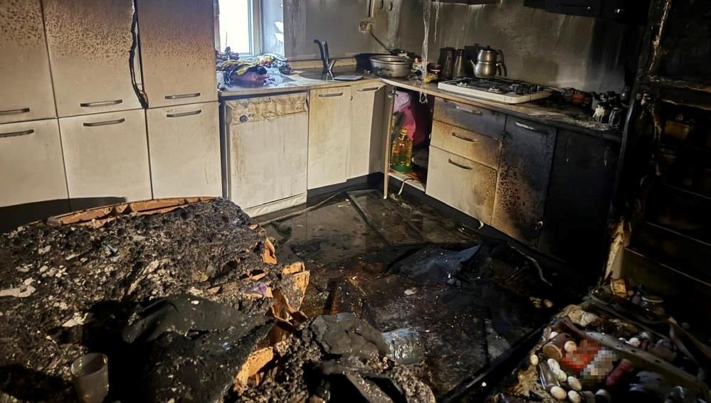 boluda mutfakta baslayan yangin evi yakti cn73B2Gi