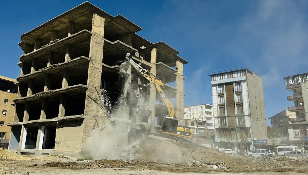 yuksekovada insaat halindeki bina yikildi wLsUjvcd