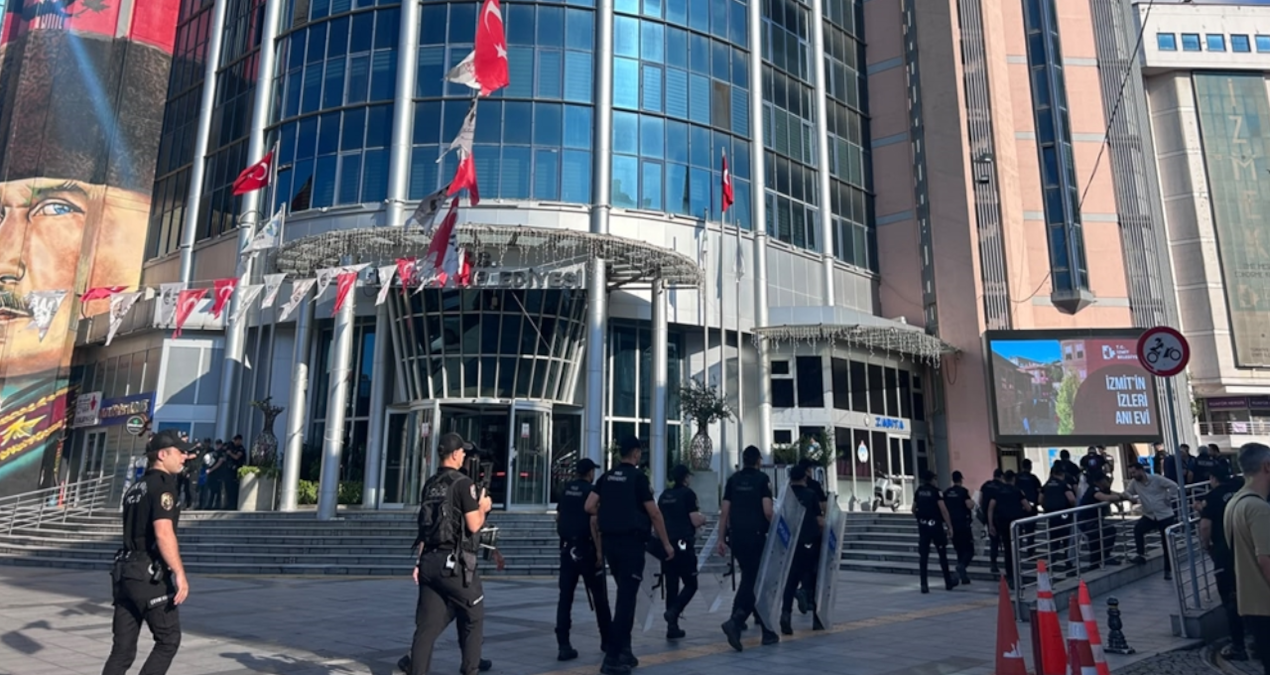 Izmit belediyesindeki polis aramasi sona erdi belediye yine secilmis iradeye teslim edilecek EgUTkEFZ